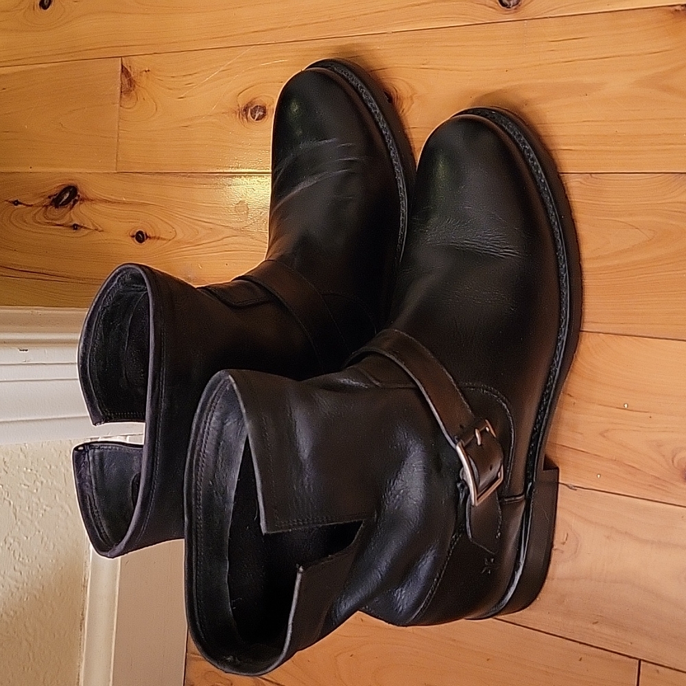 Frye leather boots in size 9 black